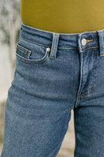 Load image into Gallery viewer, Judy Blue Shane Mid Rise Billie Boyfriend Jean in Dark Cozy Indigo
